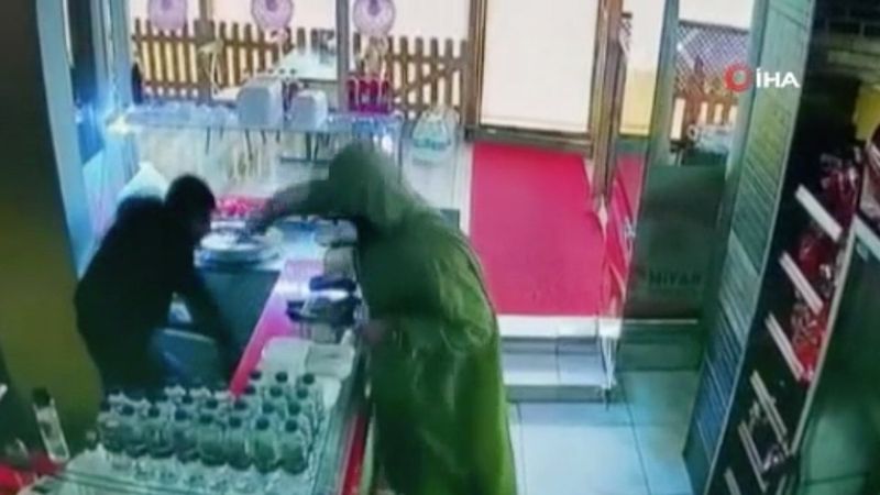 Arnavutköy'de çiğ köfteciyi ayağından vurup kaçan kişi kamerada