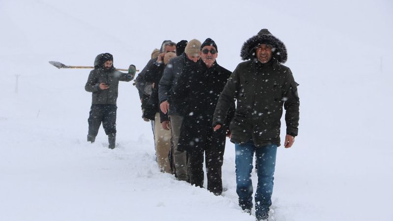 Hakkari'de gittikleri köyde üzerlerine çığ düştü