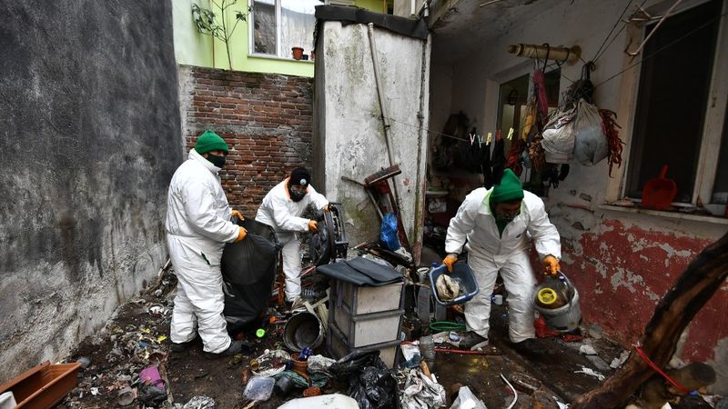 Bursa’da, evden 3 kamyon çöp çıkarıldı