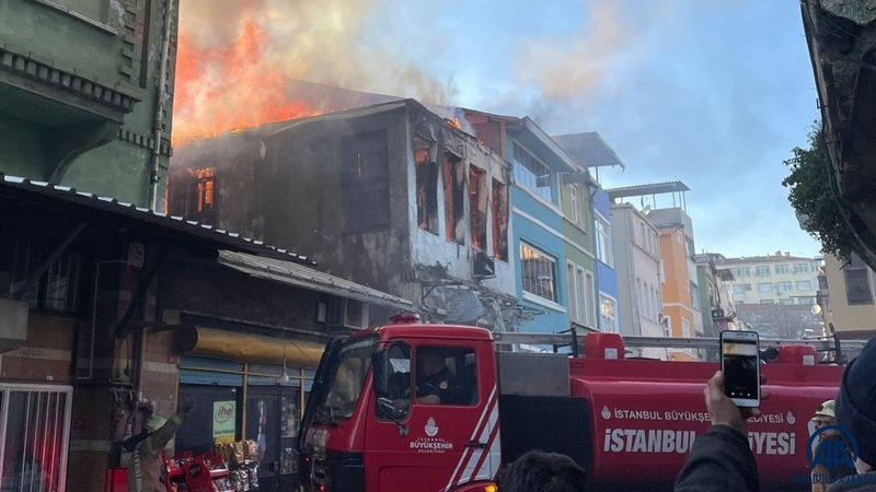 Fatih'te ahşap binada çıkan yangın söndürüldü