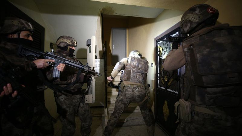 Mersin'de tefecilik ve kaçakçılığa yönelik şafak operasyonu