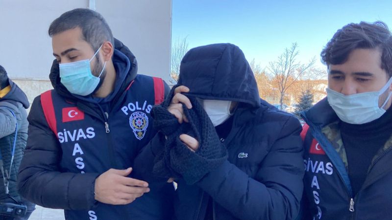 Sivas'ta zimmetine 2,5 milyon dolar geçiren banka müdürü adliyede