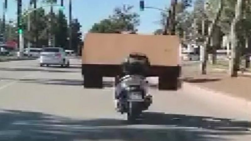 Adana'da motosikletiyle masa taşıdı