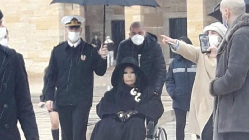 Bülent Ersoy'a şemsiye tutan subay, Hakkari'ye sürüldü