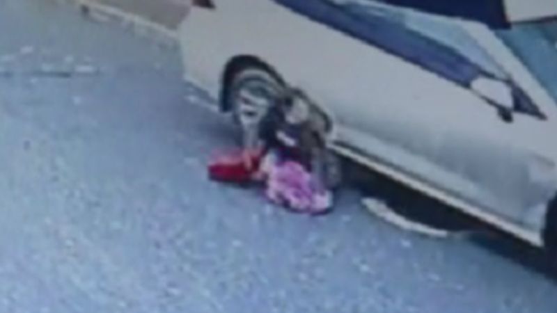 Küçükçekmece'de 10 yaşındaki kız otomobilin altında kaldı