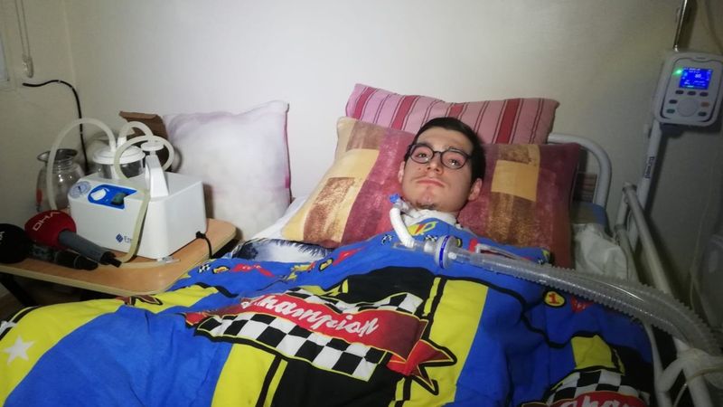 İzmir'de cihaza bağlı genç için seferber olundu