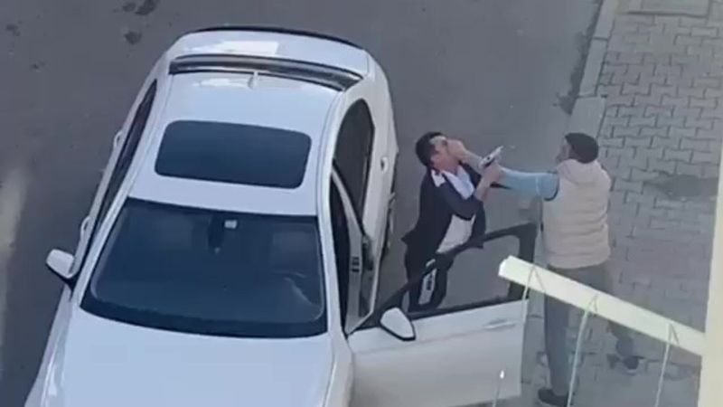 Pendik’te yol verme kavgası: Silahın kabzasıyla vurdu