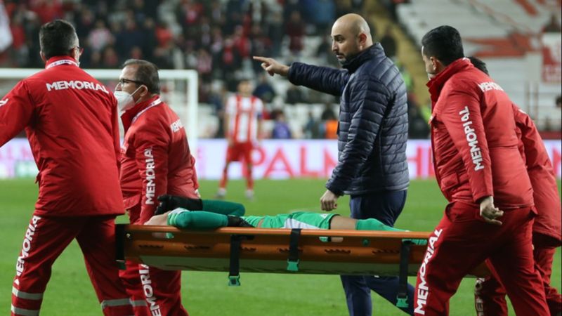 Fenerbahçe'de Berke Özer sakatlandı