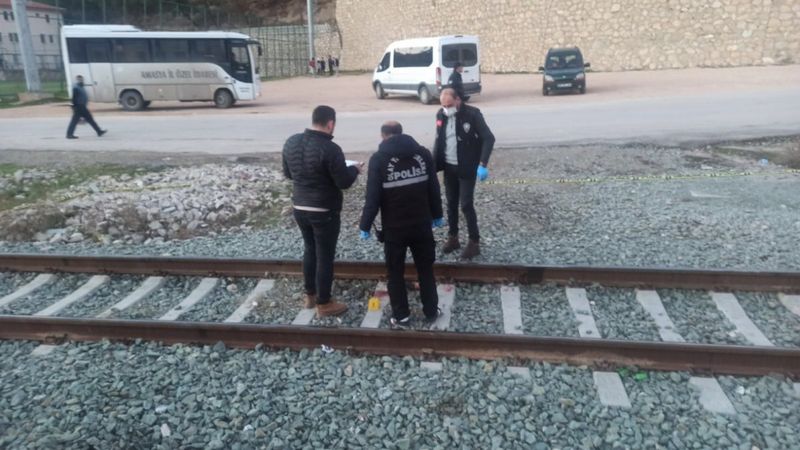 Amasya’da raylara düşen gencin ayağının üzerinden tren geçti