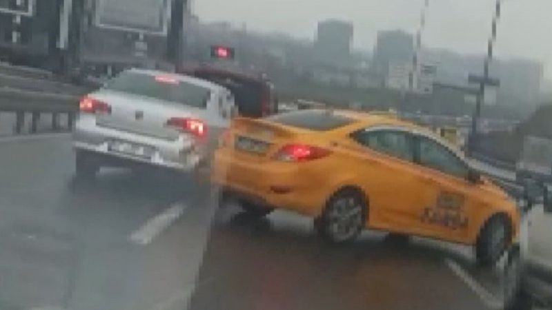 Küçükçekmece'de sürücünün önünü kesti, kazaya neden oldu