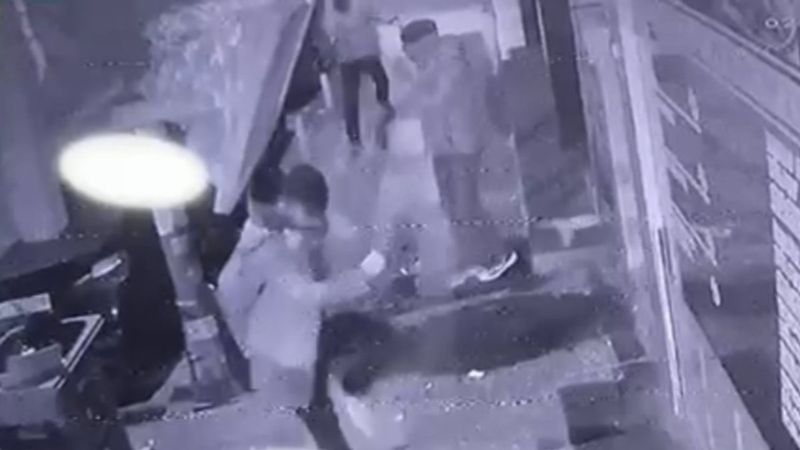 Kağıthane'de döverek sürüklenen genç tabancayla vuruldu