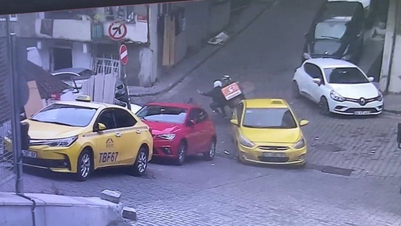 Kağıthane’de süratli seyreden moto kurye taksiye çarptı