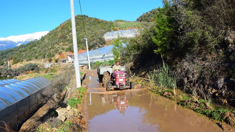 Antalya'da vatandaşlar bozulan yolları imece usulü ile yapıyor
