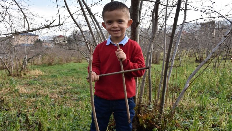 Trabzon'da dallarla kemençe gibi oynayan çocuğun babası: Sülalemizde çalan yok