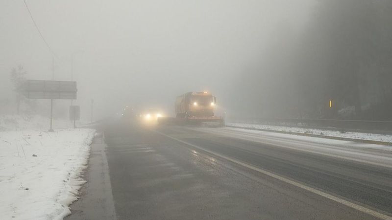 Bolu Dağı'nda kar yağışı ve sis etkisini gösterdi