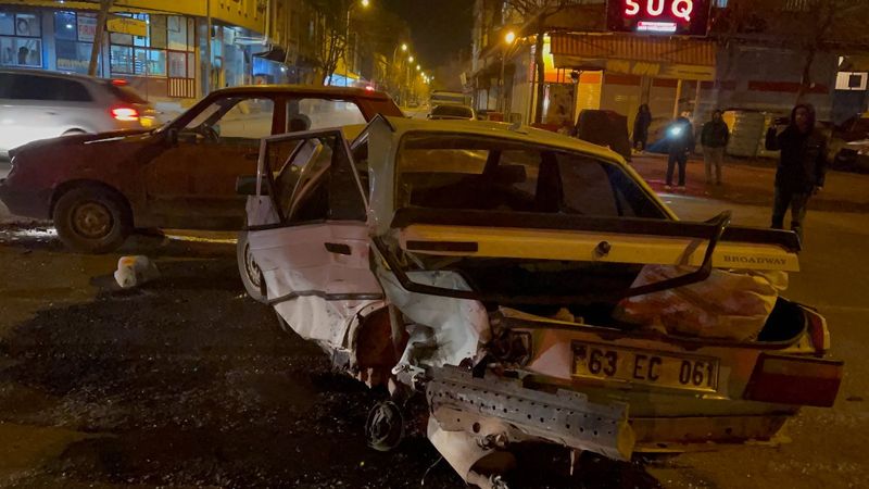 Şanlıurfa'da 3 araç birbirine girdi: 4 yaralı
