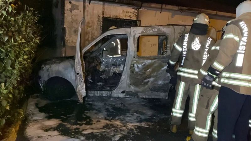 Pendik'te bir polis aracı alev aldı