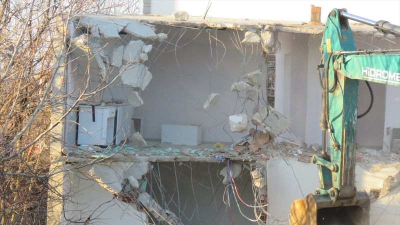 Kırklareli'nde ağır hasar gören binalar yıkılıyor