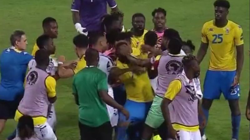 Afrika Uluslar Kupası'nda Tetteh, Boupendza'ya yumruk attı