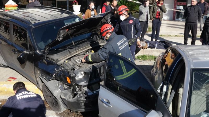 Antalya'da makas atan sürücü cipe çarptı