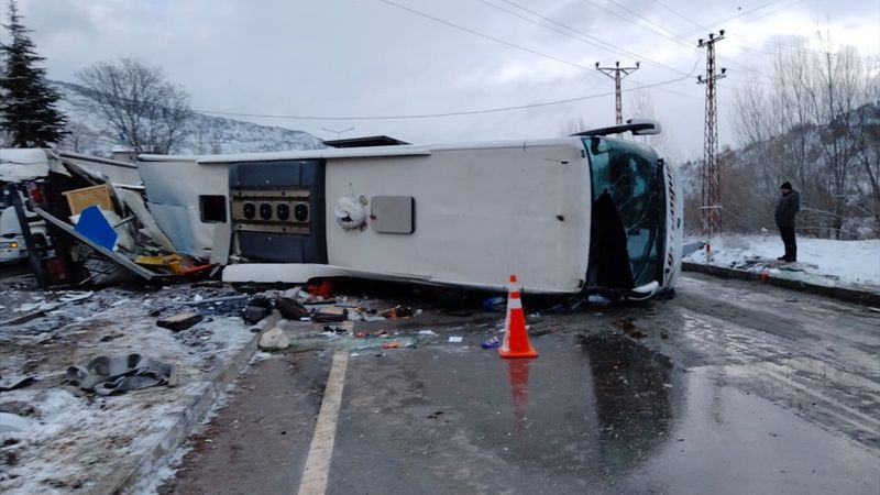 Sivas'ta yolcu otobüsü, kaza yapan tıra çarpıp devrildi