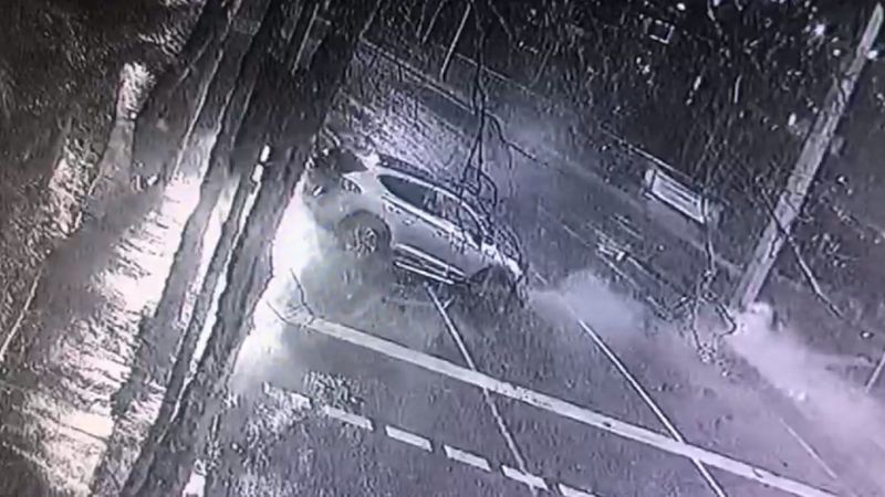 Kağıthane'de direğe çarpan dikkatsiz sürücünün aracı hurdaya döndü