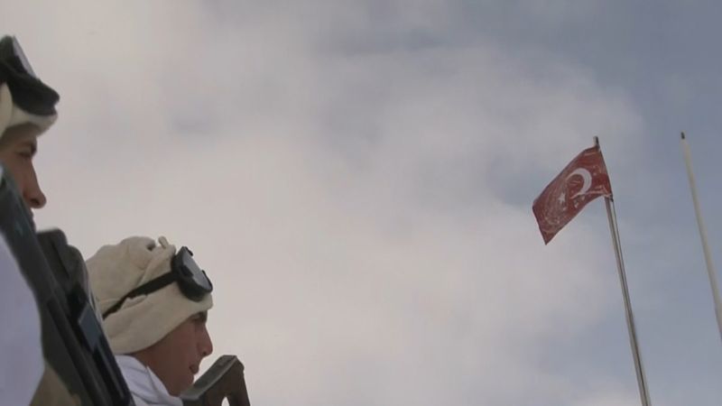 Mehmetçik'in bayrak donduran soğuktaki vatan nöbeti