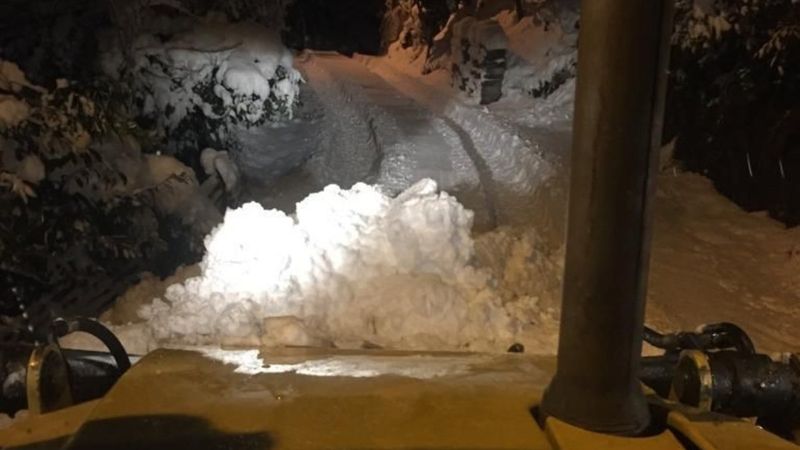 Rize'de karlı yolda kalan ambulansın imdadına Özel İdare ekipleri yetişti