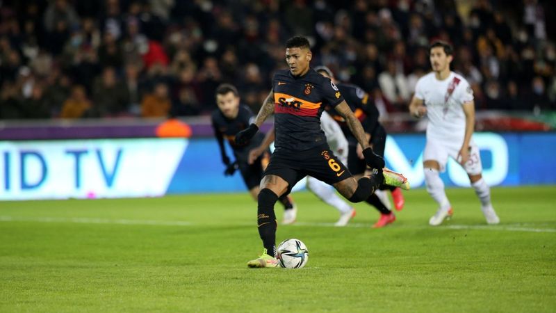 Van Aanholt özür diledi