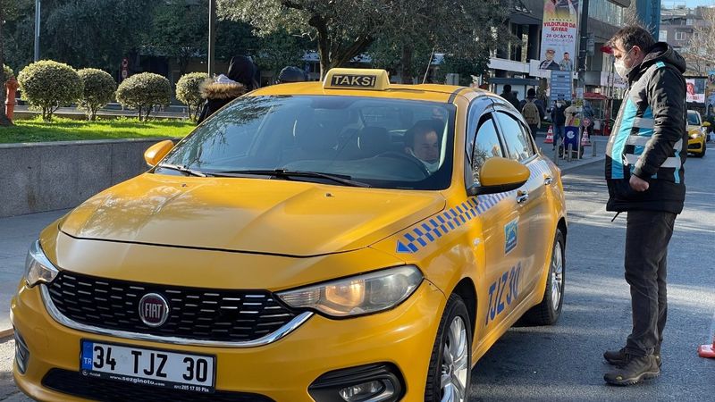 Şişli'de direksiyondayken telefon kullanan taksicilere ceza