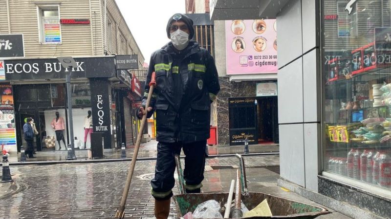 Zonguldak'ta temizlik görevlisi 4 çocuğun geleceğine destek veriyor