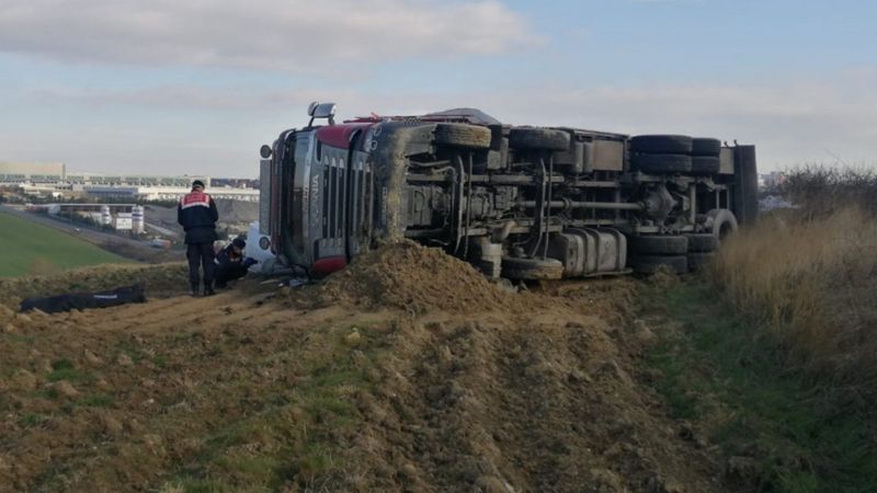Arnavutköy’de şoför devrilen tırın içinde can verdi