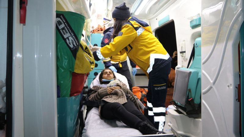 Hakkari'de, karla kapanan yolu aşıp hasta çocuğa ulaştılar