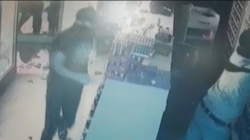 Arnavutköy'de tekel bayiini soyan hırsızlar kamerada