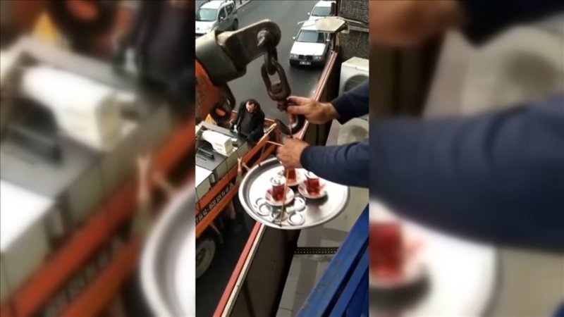 Bayrampaşa'da işçilere vinçle çay servisi