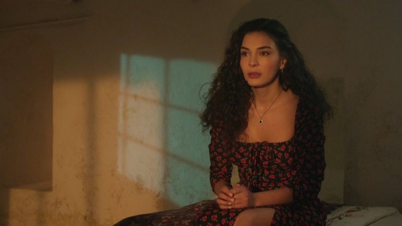 Hercai'nin yıldızını hiç böyle gördünüz mü? Ebru Şahin estetiği sonuna kadar kullanmış...