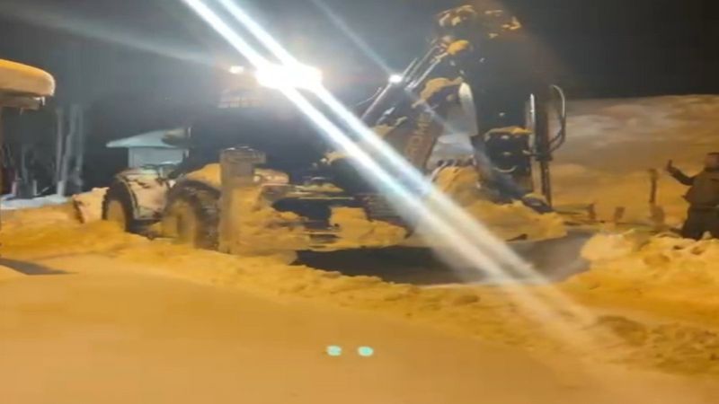 Van'da doğum sancısı çeken kadın, yol açılınca hastaneye kaldırıldı