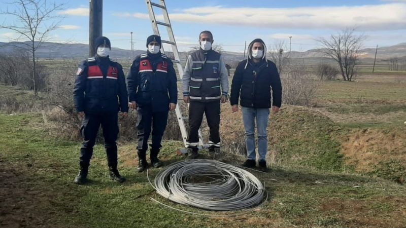 Elazığ'da kablo hırsızları, suçüstü yakalandı