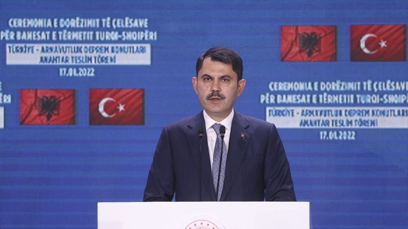 Murat Kurum, deprem konutlarının teslimi için Arnavutluk'a gitti