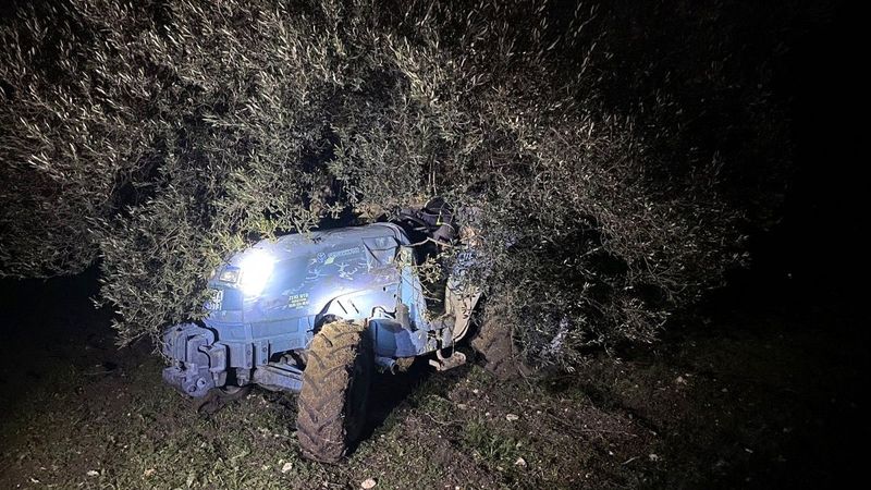 Manisa'da traktör ile ağaç arasına sıkışan çiftçi hayatını kaybetti 