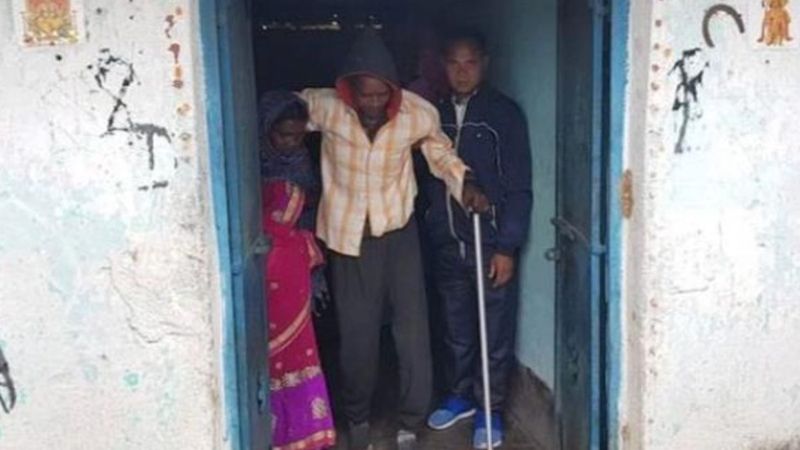 Hindistan'da koronavirüs aşısı yaptıran felçli adam yürümeye başladı