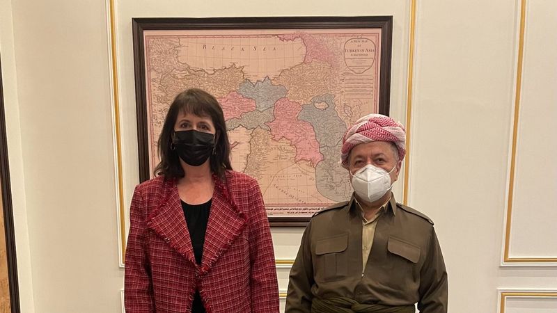 Mesud Barzani'den, Türkiye'nin bölündüğü haritanın önünde poz