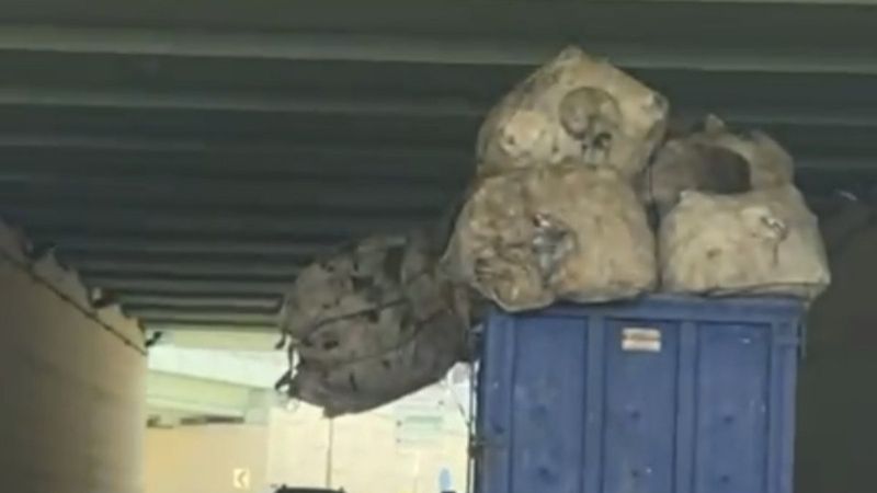 Sancaktepe'deki kamyonetin tehlikeli yolculuğu kamerada