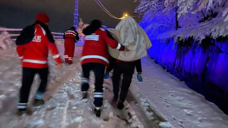 Trabzon'da hasta çocuğu sırtında taşıyan hemşire