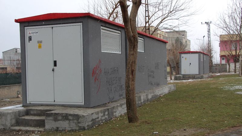 Batman’da, elektik kablolarını çalmak için girdiği panoda öldü