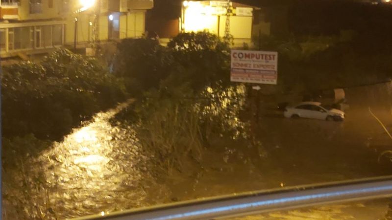Hatay'da sağanak nedeniyle dere taştı