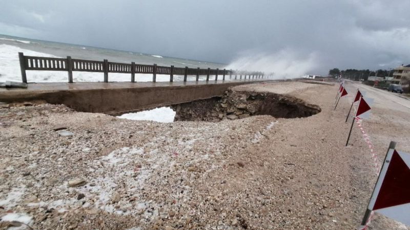 Kastamonu’da, sahil yolu çöktü