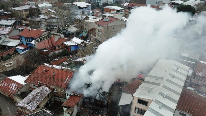 Bursa'da ailesine kızıp evini yaktı