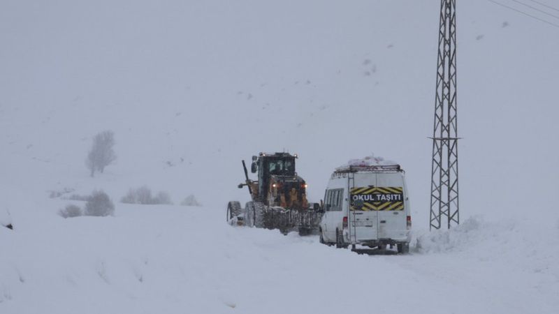 Ağrı'da, karda mahsur kalanların yardımına ekipler yetişti