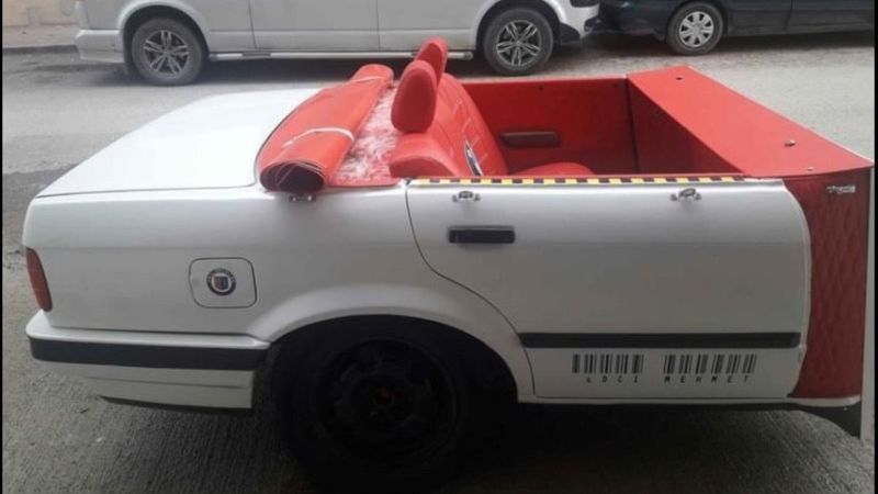 Eskişehir'de eski model otomobilden yapılmış römorku satılığa çıkardı